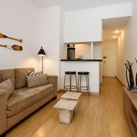 Omar do Rio - BI 1005 Studio Moderno, Internet 500mbps, WorkStation, Chromecast, na melhor localização de Copacabana, próximo ao Baixo Copa, 03 minutos andando da Praia de Copacabana e do Metrô Cantagalo